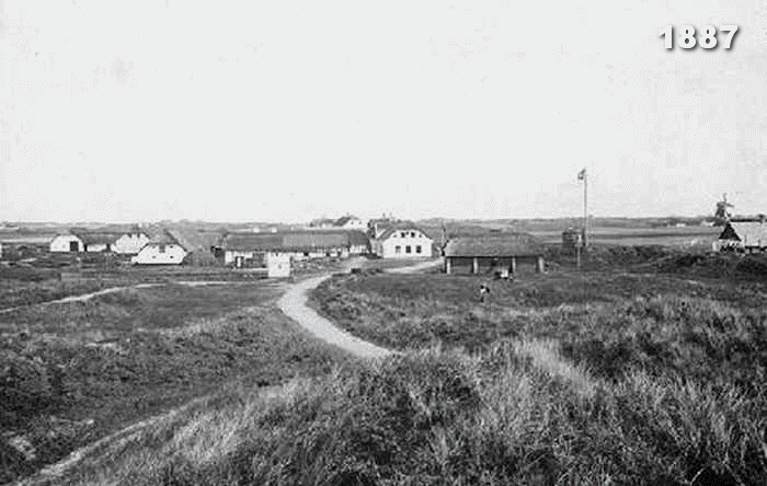 Blokhus set fra vest 1887-2007. Fra højre ses Blokhus Mølle, Flaghøjen, Redningsstationen, Klitgaards Badehotel, tidligere Skudehandel med keglebanen i forgrunden